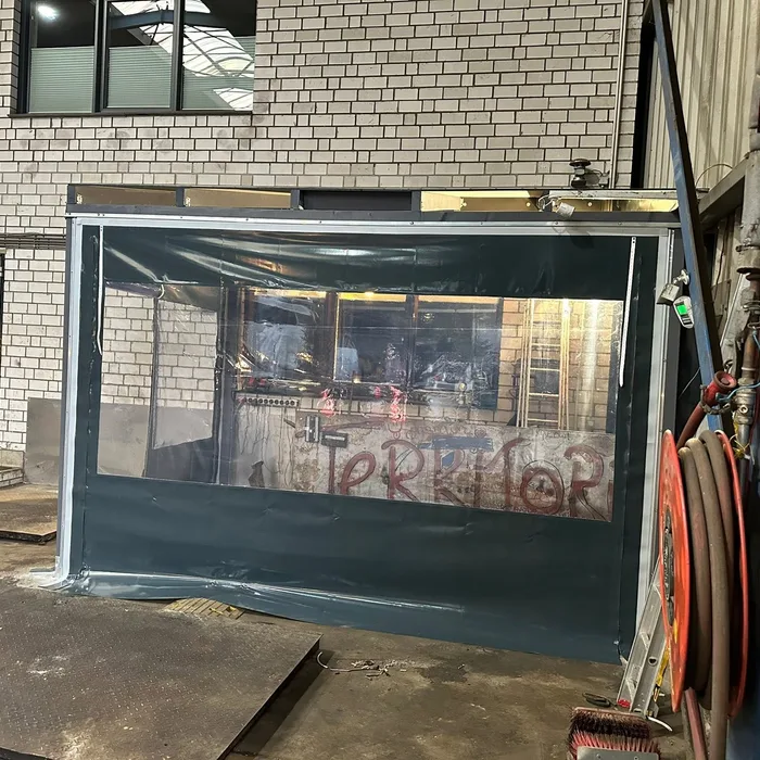 Hallenabtrennung mit Sichtfenster