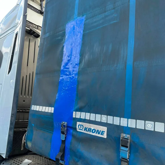 Vor-Ort-Reparatur einer LKW-Plane